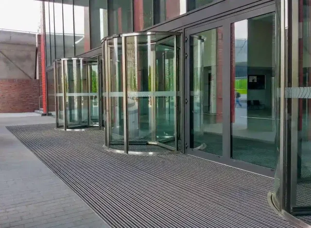 Systemowe wycieraczki zewnętrzne - czym są i jak wybrać?